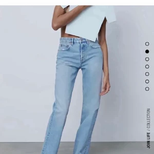 Slutsålda jeans - Snyggaste midrise jeansen från zara! Storlek 40 men passar mindre. Använda två gånger av mig! Tar bud från 200☺️ hör av er vid frågor. Köp direkt för 566