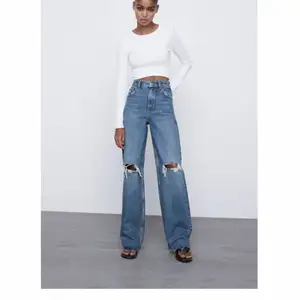 Säljer dessa super fina jeans från zara i stl 34. De är raka full lenght med slitningar. Köpta för 399kr och säljer för 280+frakt! 