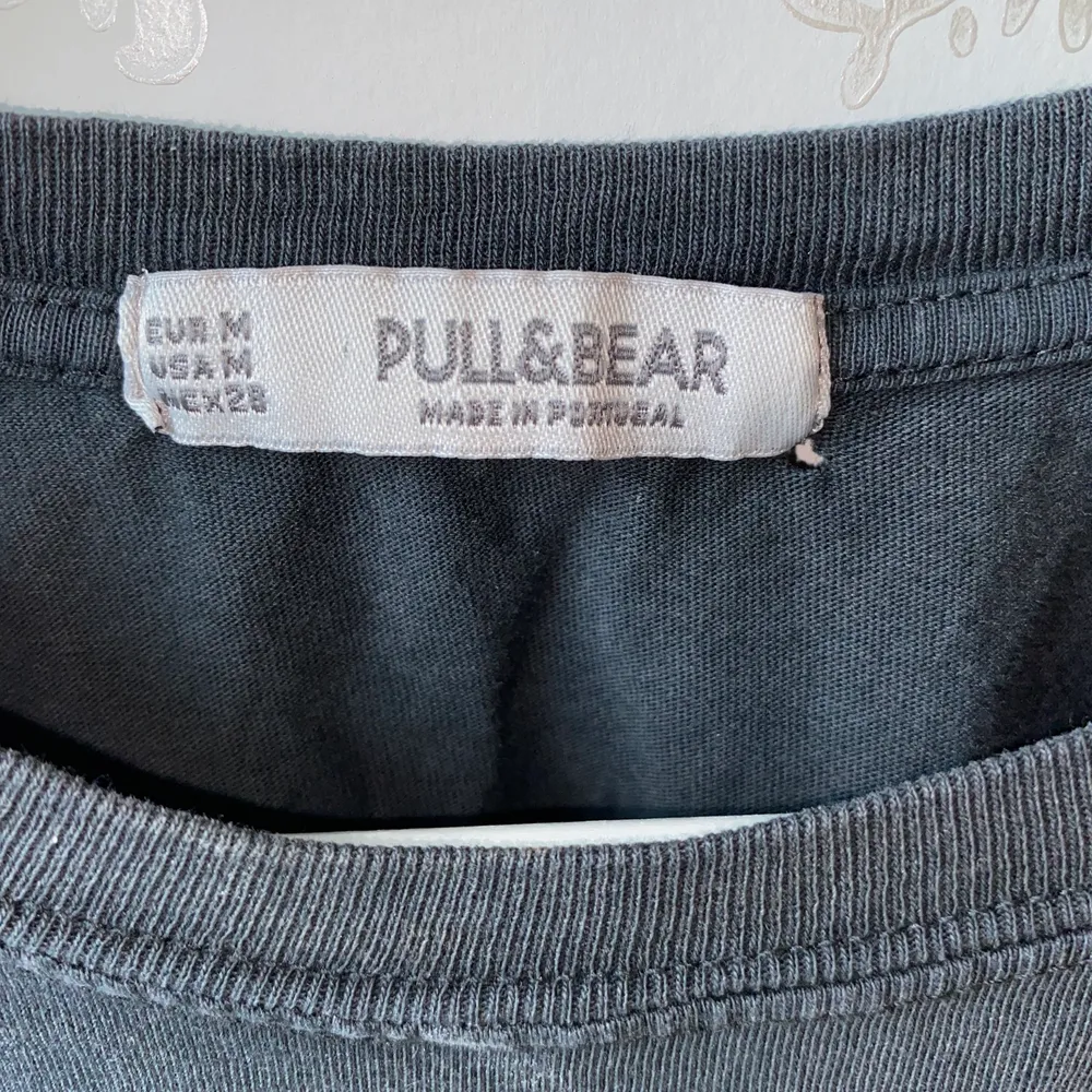 T-shirt från Pull and bear som jag har klipp av själv❤️ den är lite croppad nu. T-shirts.