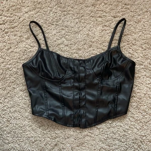 Skinn korsett - Så fin topp i skinn köpt från amazon! Står ej storlek men skulle tippa på S och kupa kanske 75A
