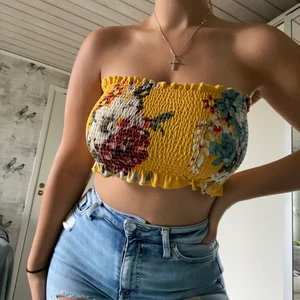 BANDEAU TOPP! - Min somriga söta bandeau topp!! Det är inget fel på den men jag använder den helt enkelt inte alls, passar till det mesta. Den sitter bra men inte jättetajt som en bikinibandeau hade gjort. 💓