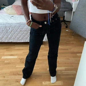 Svarta jeans från Zara  - Lågmidjade jeans i storlek 34. Sitter perfekt vid midjan och är väldigt bekväma. 