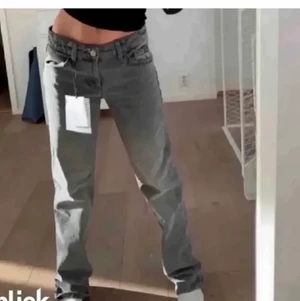 Jeans - Funderar på att sälja dessa as snygga populära zara jeansen, har sytt på sjörnor på bakfickorna som ni ser på andra bilden, säljer endast för ett bra pirs och om man inte vill ha stjärnorna kvar på bakfickorna så kan jag väldigt enklet ta bort det och de lämnar inga spår på byxorna, man väljer själv om man vill ha de eller inte. Sparsamt använda och finns absolut innte defekter på de, om flera visar intresse så startar jag en budgivning. Köp dirket för 900kr +frakt Hör av er vid frågor!