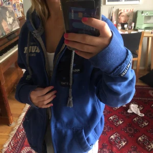 Blå zip hoodie - ‼️Jätte fin blå hoodie som inte riktigt är min stil längre😁💕 budgivning slutar på tisdag kl 23:35💕🥰förlåt om jag inte svarar direkt det är mång intresserade❤️ PS; buda uppe vid bilderna, inga bud i privat chatt❤️🙏.    ‼️jag e bortrest till på fredag så kan skicka den då‼️