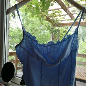 Blå topp från shei - Gullig topp/linne från shein. Jättefint och trendigt. Skönt material och väldigt mysig samtidigt som den är fin. 