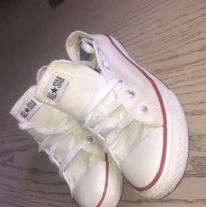 Vita convers i storlek 38  - Vita convers i storlek 38, nästan helt nya och knappt använda. Säljs pga av att jag nästan aldrig använder dom. 