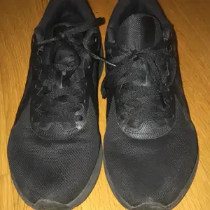 Svarta Nike skor i strl 37.5 men passar även storlek 37/38, säljer pga dem ej kommer t användning mer