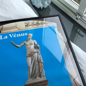 LA VENUS D’ARLES - LA VENUS D’ARLES poster 50x70cm 💙 (ram ingår ej)