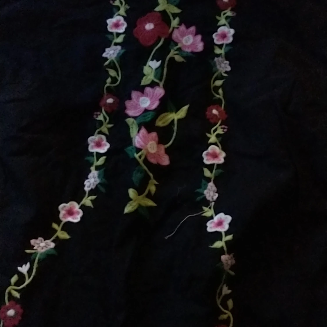 Svart blus med blommor på - 90