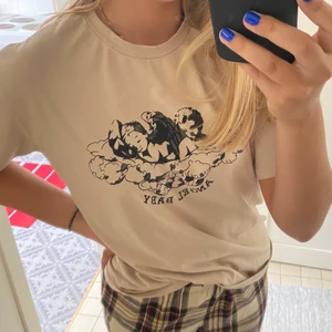 Beige t-shirt - Säljer min fina beiga t-shirt då den inte kommer till användning längre🌟🌟