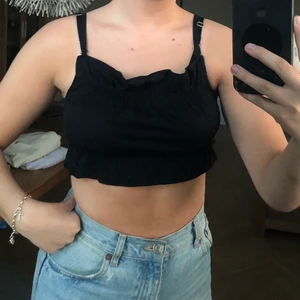 Topp med Volanger - Storlek 36, 30 kr plus frakt! 