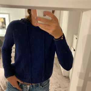 Stickad hoddie - Stickad marinblå hoodie från byanastasia. I fint skick, endast några nopprar på framsidan som lätt kan rollas bort!💗 storlek xs-s