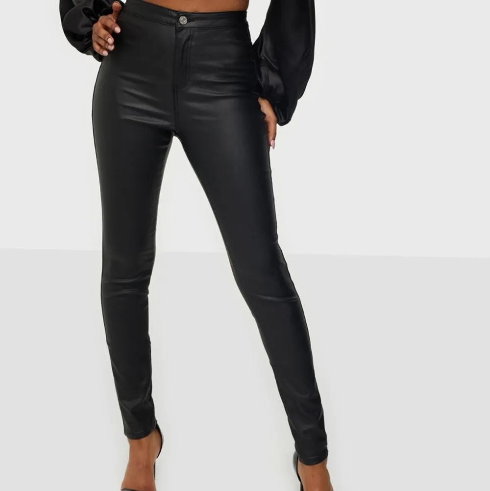 Råkade beställa 1 par extra dvs aldrig använda! Säljer för 250🦋 FRAKT INGÅR I PRISET 🌸Bilden är lånad från hemsidan. Jeans & Byxor.