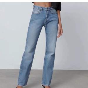 Slutsålda zara jeans Mid Rise straight leg i modellen. Storlek 34 men skulle säga att de passar en 36 också. Helt nya förutom att jag dragit av prislapparna. Säljer endast vid bra bud då jag gillar de.