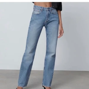 Straight Mid Rise zara jeans  - Slutsålda zara jeans Mid Rise straight leg i modellen. Storlek 34 men skulle säga att de passar en 36 också. Helt nya förutom att jag dragit av prislapparna. Säljer endast vid bra bud då jag gillar de.