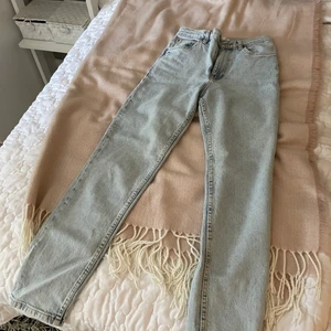 Ljusblå mom jeans - Jag gjorde en beställning på Zalando på ett par mango byxor men jag fick hem fel modell. Dessa mom jeans är för små och har använda 3 gånger. Köparen står för frakten🤡