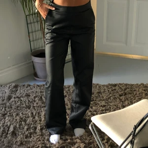 Skinnbyxor  - Säljer dessa fake läder byxor från Linn Ahlborgs kollektion med NAKD i storlek 34!! Skit snygga och väldigt bra skick. (Jag är 1.61) 