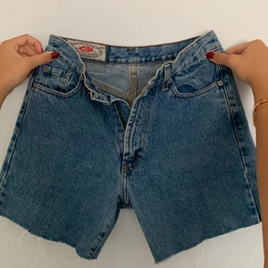 Jeansshorts strl:Xs - Skit snygga jeansshorts som tyvärr är för små:( står ingen storlek men skulle säga att dem är en XS/W 24/25!  Köparen står för fraktkostnaden😊