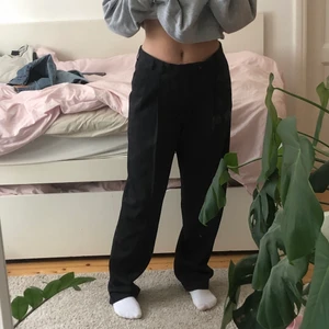 Giovani kostymbyxor - Ett par svarta, raka kostym byxor. Står inga mått men jag är när vanligtvis s/m, 166cm lång och dom är för långa på mig och sitter bra/ kanske lite löst i midjan så dom glider ner och sätter sig midwaist. Jätte fina men harcredan ett par svart kostymbyxor💕