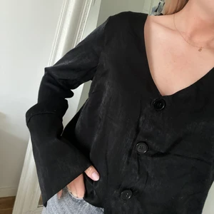 Gina Tricot skjorta  - En skjorta från Gina Tricot i glansigt material. Lite sliten (sista bilden) men inget man riktigt ser så tydligt. Stl 38 så sitter lite löst på mig som egentligen är 36. Väldigt fin passform och fina ärmar då de blir lite större längt ut. Fler bilder kan skickas💕 Köparen står för frakten🙏🏽😍🌟