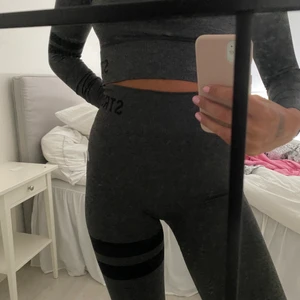 Stronger - Säljer detta superfina set från stronger! Byxorna är i xs/S och tröjan i M/L (men jag tycker den är mer som S). Säljer de både separat eller i set. Set = 450 kr, separat 250 kr delen!!