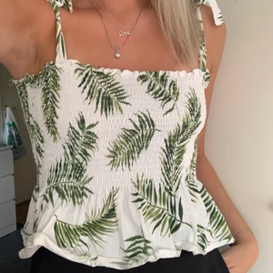 Supersöt sommartop  - Vit topp, lite kortare i modellen med knyt över axlar. Superskönt på sommaren. 