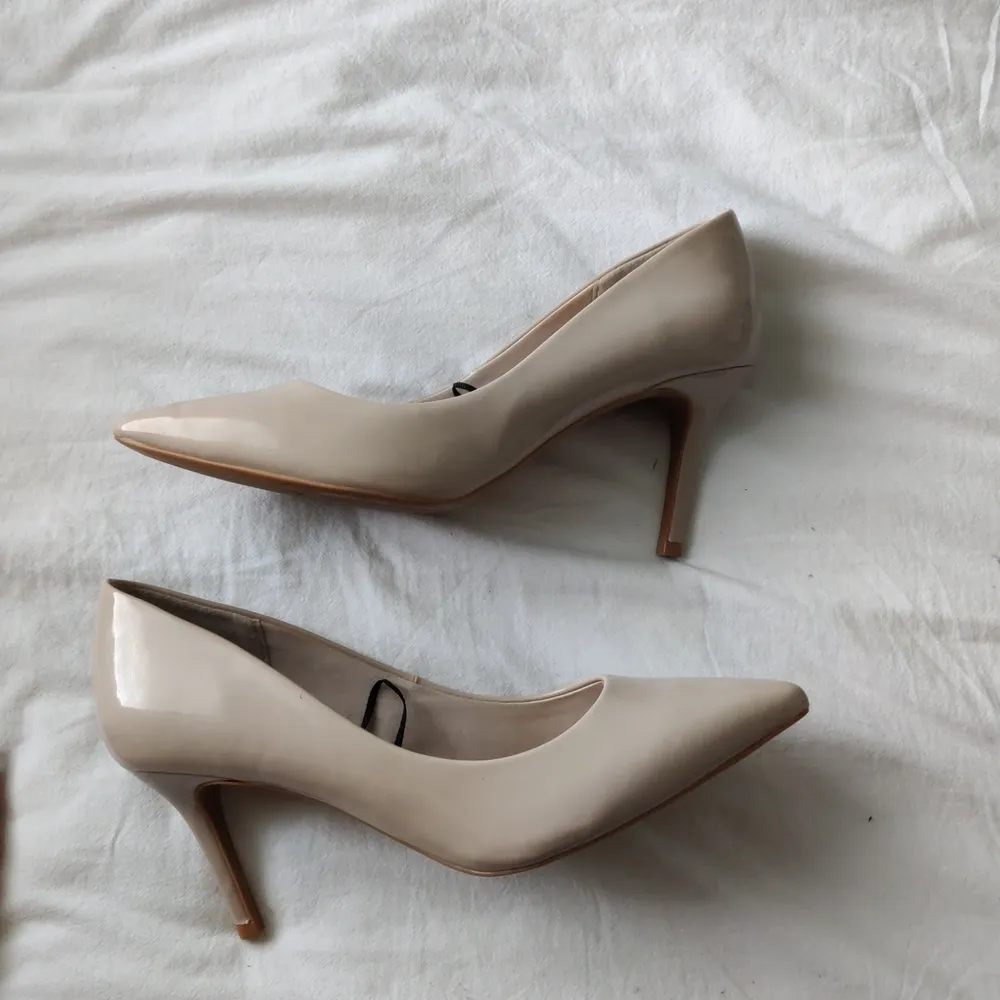 Nude heels från H&M! Använde dom bara en gång och tyvärr så passar dom inte mig, hence varför jag säljer dom 😅 Köparen står för frakt . Skor.