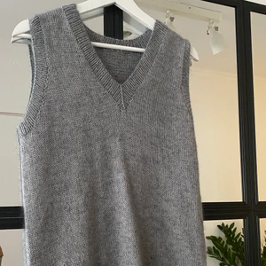 Väst - En grå väst som jag har stickat själv💕 skulle säga att den är i cirka storlek XS/S! 40kr+frakt