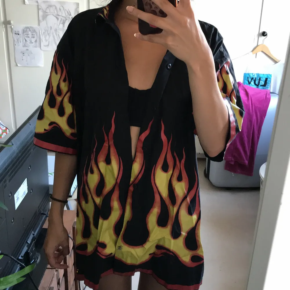 black short sleeved button up with flames . Skjortor.