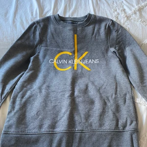 Calvin Klein Jeans - Ny Calvin Klein jeans tröja. Använt ett få antal gånger. Passar Xs men samtidigt s