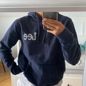 Lee hoodie  - Tänkte sälja denna mörkblåa vintage lee hoodien eftersom den inte kommer till användning. Jättesnygg och användbar köpt för 750kr. Sitter oversized på mig. 