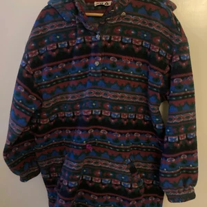 Hoodie - Baggy Fila hoodie, materialet är skönt och varmt! Luvan kan man dra av om man vill det.