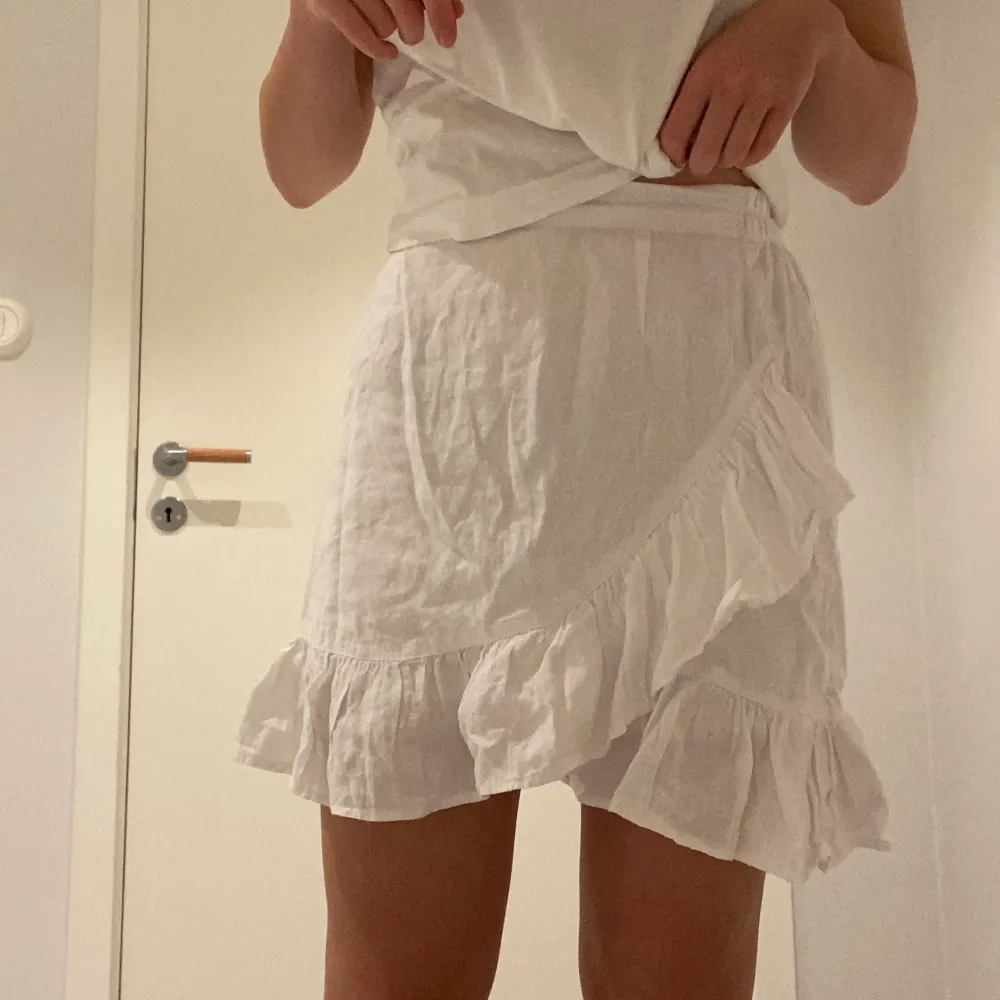Supergullig vit kjol från Cubus i linne💕 Sparsamt använd och i toppen skick☺️ Köpare står för frakt💕💕. Kjolar.