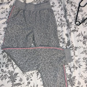 Mjukisbyxor Leo  - Säljer domhär mjukisbyxorma, med Leo mönsterhelt okej skick inga hål ✨💕