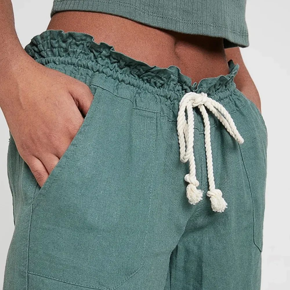 jag söker dessa gröna linnebyxor från roxy i storlek XS! Kommentera gärna om du har!!💙. Jeans & Byxor.