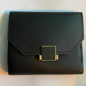 Plånbok - Fin plånbok med fack för sedlar, mynt och kort, många fack för en liten fin plånbok. Bjuder på frakt