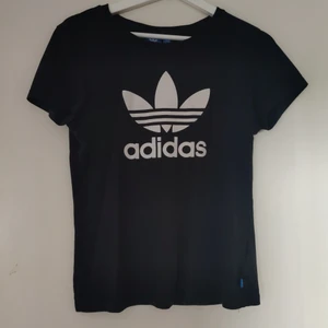 Adidas tröja  - Svart adidas tröja med vita detaljer, knappt andvänd och I nytt och fint skick :) 