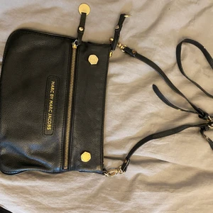 Marc by Marc Jacobs Väska - Säljer min fina väska då den inte kommer till användning just nu.  Se storlek efter min hand.  Kan mötas upp i Örnsberg eller skickas mot fraktkostnad.