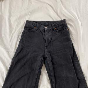 Supersnygga jeans från Monki i modellen (tror) wide. Slitna i botten vilket det ska vara. Ganska grovt material så inte så stretchiga. Storleken är 24 med innerbenslängd 77 cm. ❤️