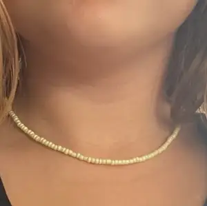 Pärl halsband med justerbart längd i bak och färg gul 