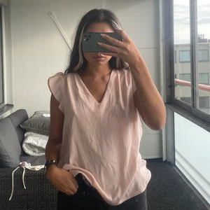 Ljusrosa blus - Ljusrosa blus från Forever 21. Sparsamt använd! Köparen står för eventuell fraktkostnad! 💕