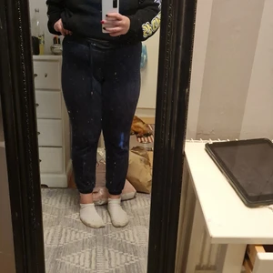 Cubus mjukisbyxor strl L - Blåa mjukisbyxor i storlek L. Små trasiga vid snörena vid midjan men det är inget man tänker på