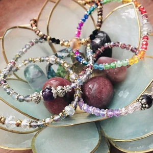 Handgjorda armband  - Handgjorda Armband med facetterade glaspärlor,  stl 4mm.   Finns i följande storlekar: (Kan även Göra på beställning och i fler färger om så önskas)   Stl S ca 14-16cm handled  Lila 75kr  Grå/silver 70kr   Stl M ca 16-17,5 cm handled  Brunt 75kr Lila/grått 75kr  Regnbåge 70kr  Välkommen att höra av dig med frågor om mer bilder eller önskemål. ✨ 