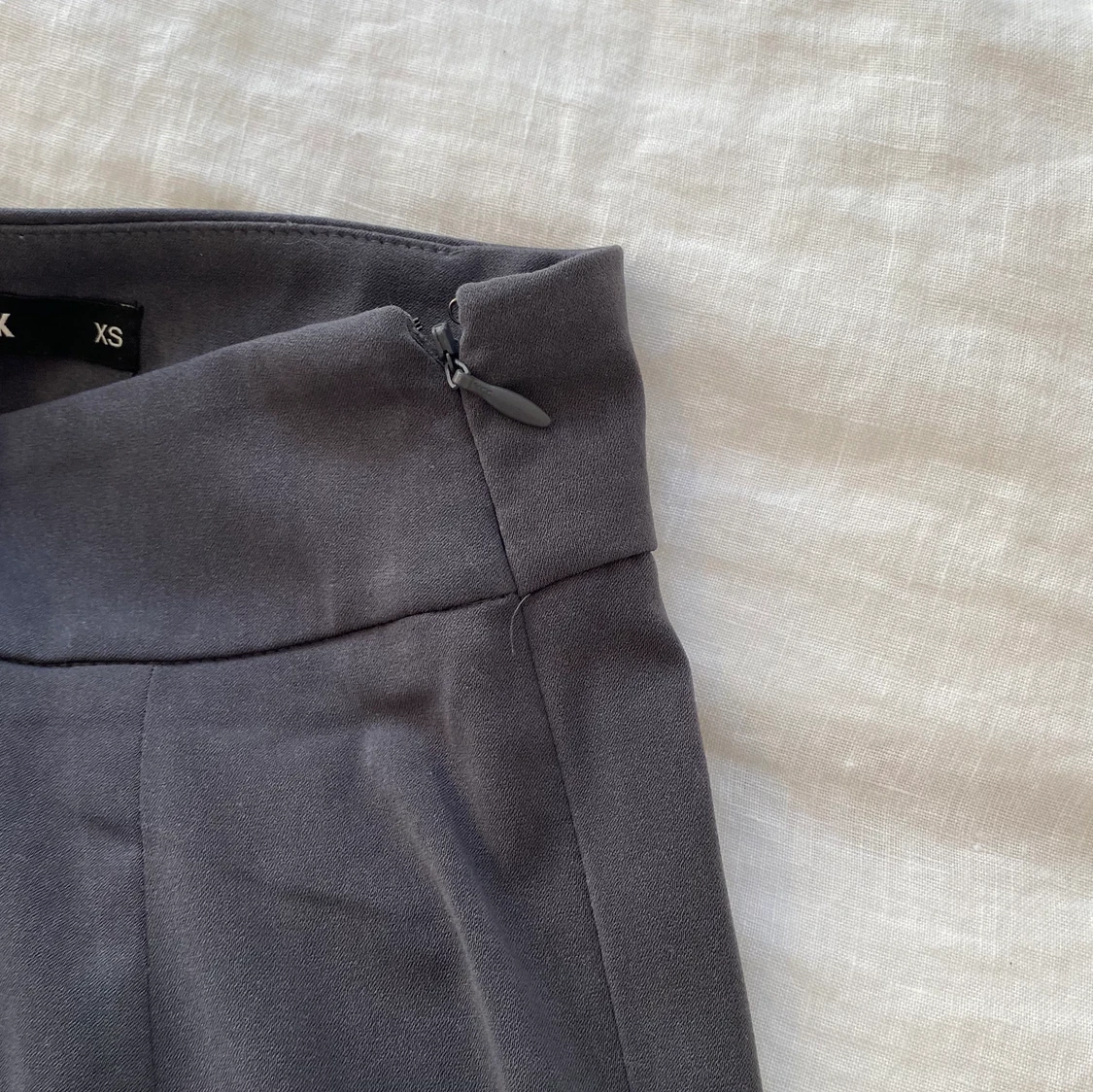 Gråa kostymbyxor från bikbok - 91