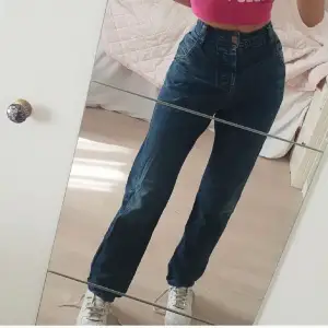 vintage jeans i fin kvalite med coola bakfickor💓W27, dom är iåtdragna i bilden men dom sitter liknande💖