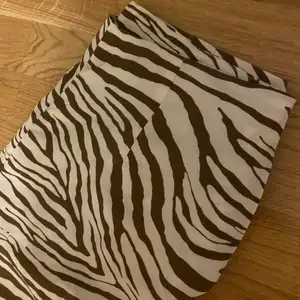 Coola zebra print pants ifrån shein. Liknande på bilden fast de har bruna stripes. Har aldrig används utan endast testats men säljes då dom ej passar tyvärr. Liten i storleken så dom sitter mer som en M. Dragkedja i bak.