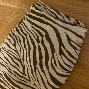 Coola byxor ifrån shein  - Coola zebra print pants ifrån shein. Liknande på bilden fast de har bruna stripes. Har aldrig används utan endast testats men säljes då dom ej passar tyvärr. Liten i storleken så dom sitter mer som en M. Dragkedja i bak.