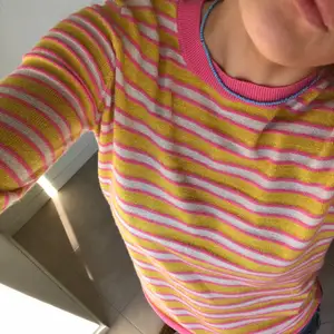 Unik glitterrandig tröja i rosa och gul💕💛💞så fin och aldrig använd. Storleken är i xs, men den är mer som en s skulle jag säga, eventuellt m.