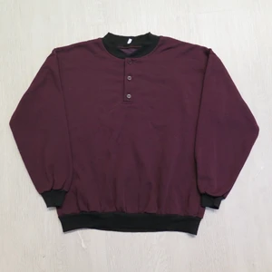 vinröd sweatshirt - Vinröd sweatshirt strl S med svarta detaljer. 66 kr spårbar frakt.  Skicka meddelande vid frågor/fler bilder!  Notera att små defekter kan finnas då den inte är ny. Större brister nämns tydligt i annonsen/visas på bild. OBS! Bud är bindande!!!!!!! 