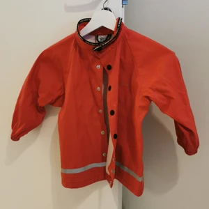 Polarn och pyret  - Regnjacka ifrån polarn och pyret i storlek 86/92, jag köpte den begagnad men har inte använts av min dotter. Ser knappt använd ut alls! 